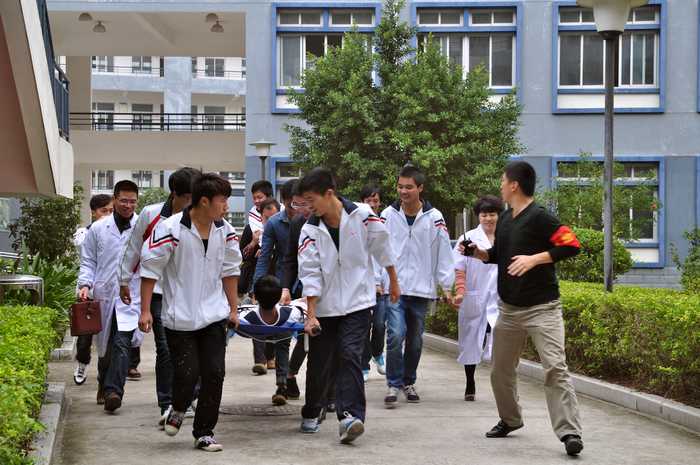 我校举行消防疏散演练_福州第一技师学院