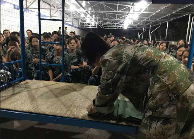 军训的第五天,2018级新生们以饱满的热情,整齐的步伐,响亮的口号,向