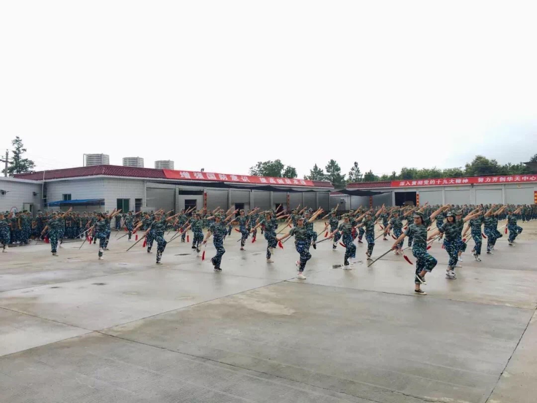 整齐的步伐,响亮的口号,向福州第一技师学院领导和华天国防教育训练