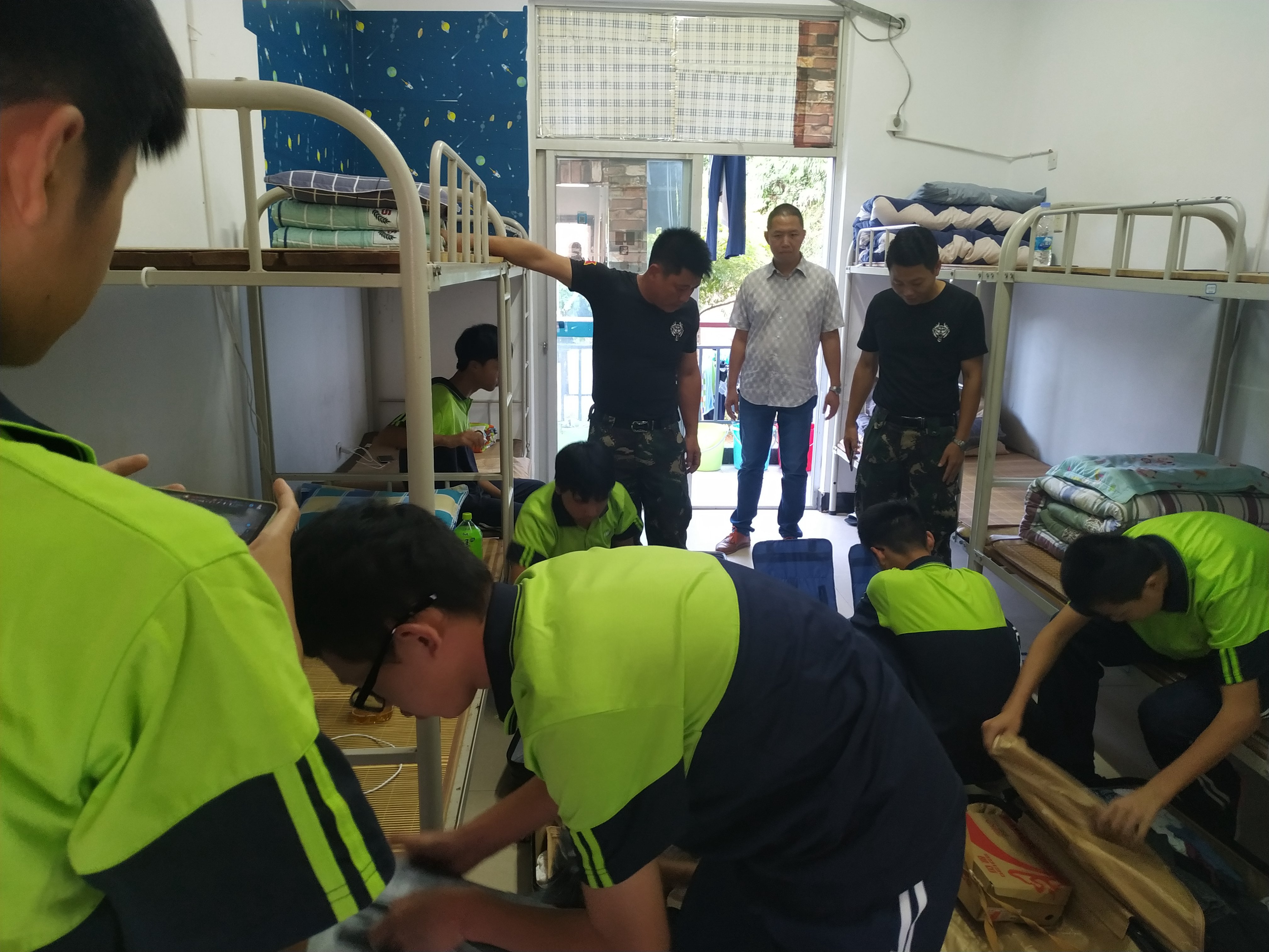 国庆节前学生处开展宿舍卫生安全检查_福州第一技师学院