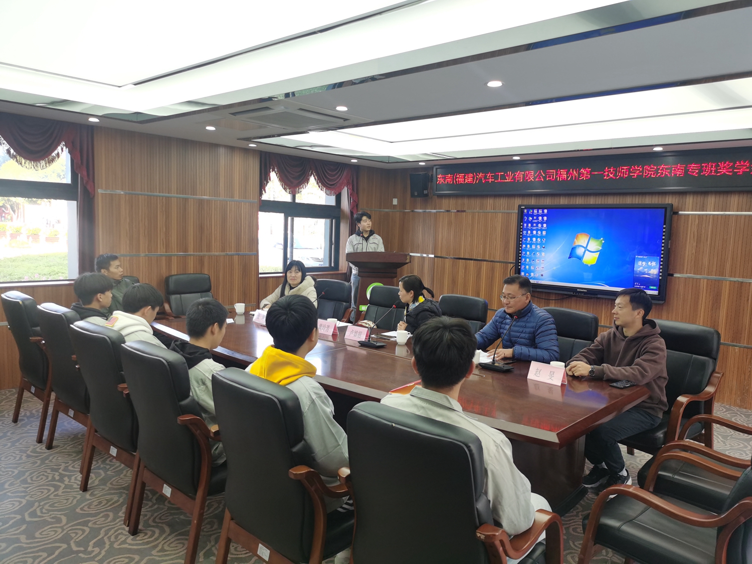 学院举行东南汽车专班奖学金颁发仪式(图2) 学院举行东南汽车专班奖学金颁发仪式(图2)