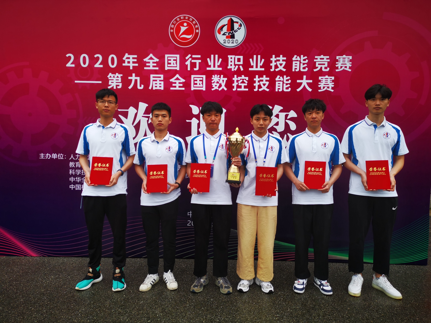 我院选手创下福建省在第九届全国数控大赛上参赛项目、获奖项目、总成绩“三个最”(图2)