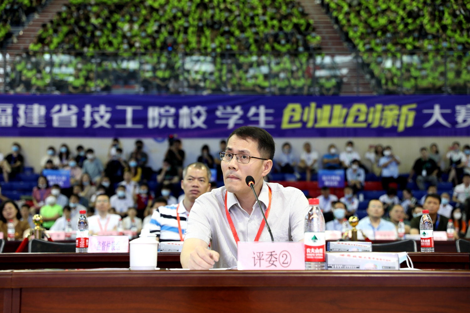 王命瑞(右一)颁发二等奖福建省人社厅职建处处长陈朱龙(右一)颁发三等